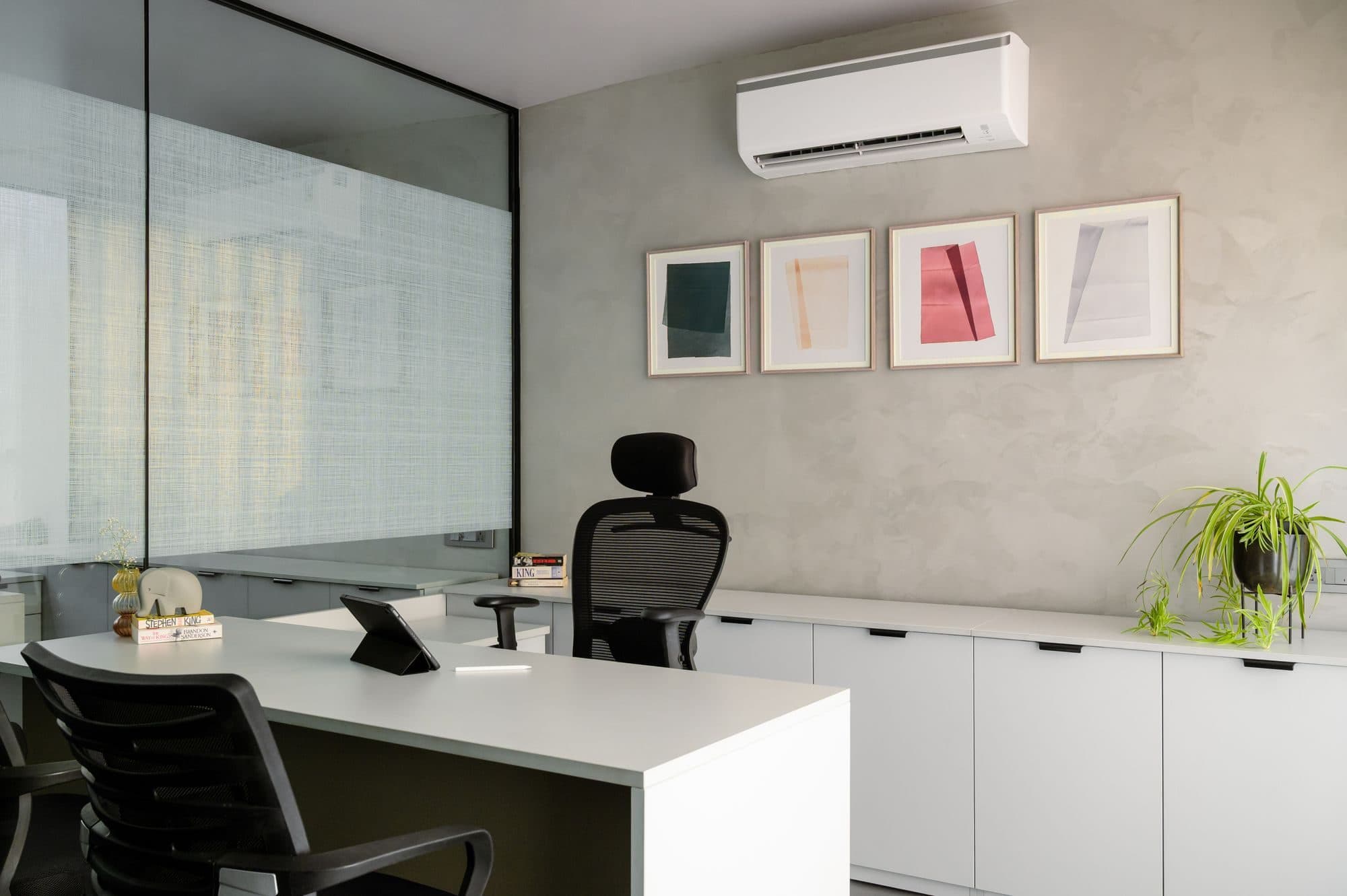 Bureau équipé d’un climatiseur mural
