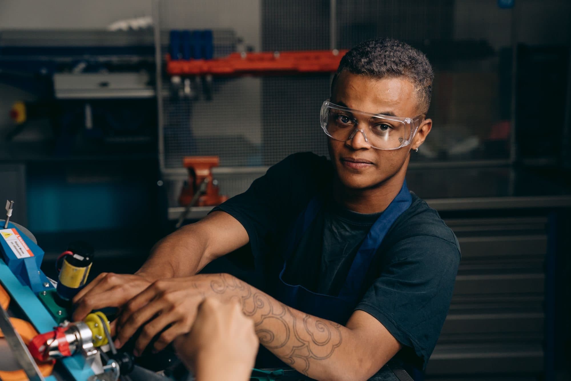 Technicien en intervention dans son atelier